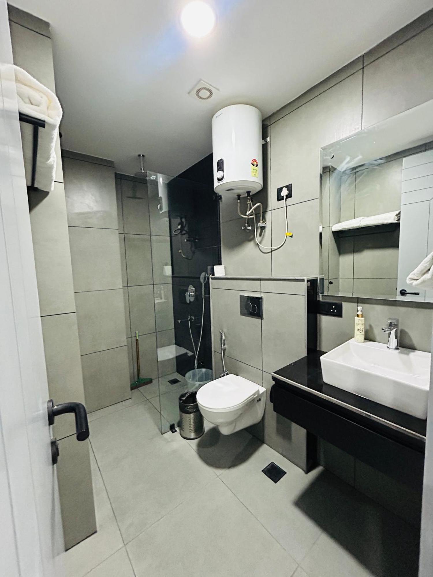 Bedchambers Luxury Apartment Near Golf Course Road Gurgaon Eksteriør billede